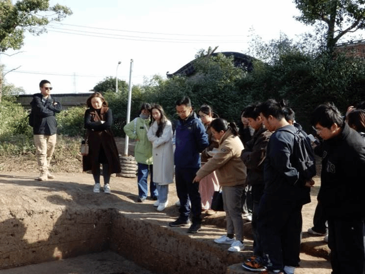 08 “探美三星村”线路——在考古队领队的带领下，参观三星村遗址考古工地.JPG